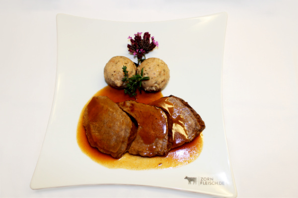 Eingelegter Sauerbraten mit Semmelknödel