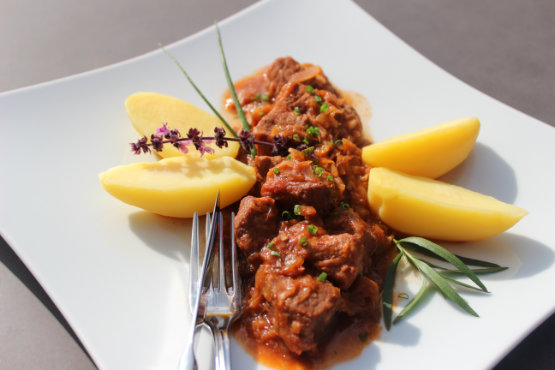 Szegediner-Gulasch mit Salzkartoffeln