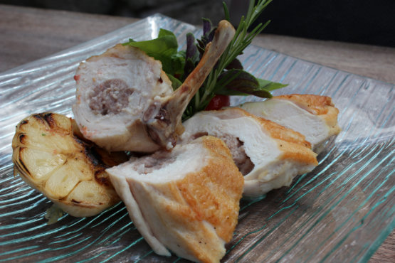 Zweierlei vom Hähnchen und Salsiccia auf kandierten Datteltomaten